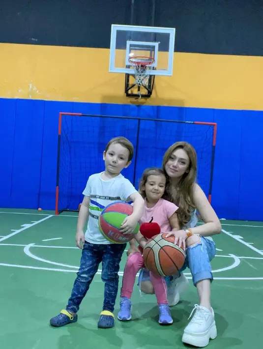 "Sekarang aku lebih banyak meluangkan waktu lagi untuk mereka. Pasrah dengan apapun sama kehidupan ini. Percaya sama Tuhan, semua yang terbaik diberikan ke aku, mohon doa," ujarnya. (Instagram/celine_evangelista)