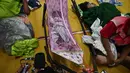 Para pengungsi berlindung di salah satu aula Universitas Surindra Rajabhat, di provinsi perbatasan Thailand, Surin, pada 24 Juli 2025. (Lillian SUWANRUMPHA/AFP)