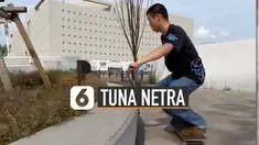 Manusia memang diciptakan tidak ada yang sempurna. Namun ada kisah inspiratif dari pemuda yang satu ini. Walaupun ia tuna netra, tapi tidak menyerah dan bisa lincah bermain skateboard.