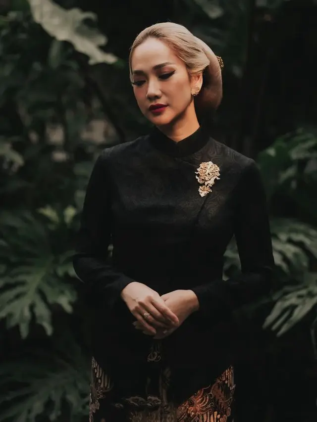 Sanggul Klasik Bunga Citra Lestari Menarik dengan Warna Rambut Blonde. [@itsmebcl]