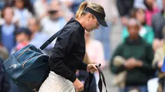 Petenis Rusia, Maria Sharapova tertunduk saat meninggalkan lapangan usai kalah dari Anastasija Sevastova di babak keempat grand slam AS Terbuka 2017 di New York (3/9). Sevastova menang 5-7, 6-4, 6-2 atas Sharapova. (AFP Photo/Eduardo Munoz Alvarez)