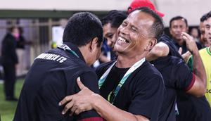Pelatih PSS Sleman, Ansyari Lubis saat bersalaman dengan para staff pelatih Garudayaksa FC dalam laga final Pegadaian Championship 2025/2026 di Stadion Maguwoharjo, Sleman, Yogyakarta, Sabtu (09/05/2026). (Bola.com/Abdul Aziz)