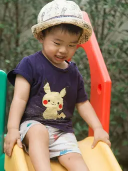 Staycation yang dikemas secara kreatif akan memperkuat ikatan emosional bersama anak. [Dok/Pexels.com/Micah Eleazar].