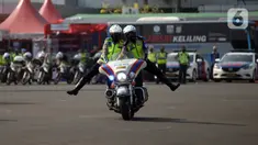 Polisi melakukan atraksi mengendarai motor gede saat apel pasukan Operasi Patuh Jaya 2020 di Lapangan Polda Metro Jaya, Jakarta, Kamis (23/7/2020). Sebanyak 1.800 personel gabungan TNI-Polri diturunkan dalam Operasi Patuh Jaya 2020. (merdeka.com/Imam Buhori)