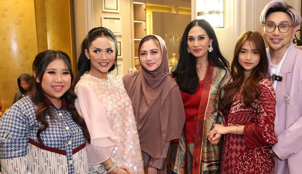 Fuji An juga turut berbagi momen bersama deretan selebriti ternama lainnya. Seperti Kris Dayanti yang mengenakan dress bling-bling warna peach atau Cut Keke yang mengenakan gamis dan hijab warna cokelat. [@dps_diahpermatasari/@kikysaputrii].