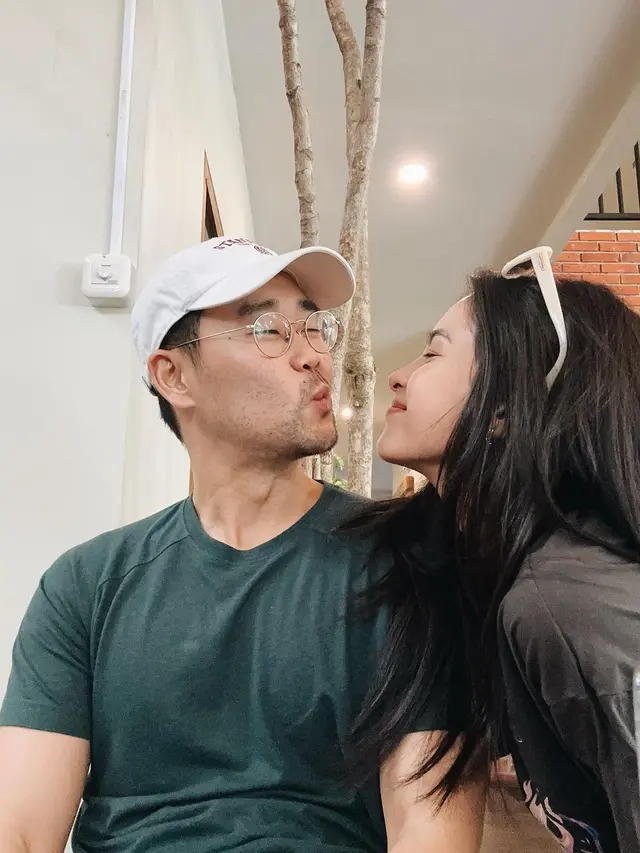 Maudy Ayunda dan suami (Instagram/maudyayunda)