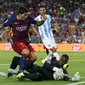 Luis Suarez mencoba berebut bola dengan kiper Malaga (REUTERS/Albert Gea)