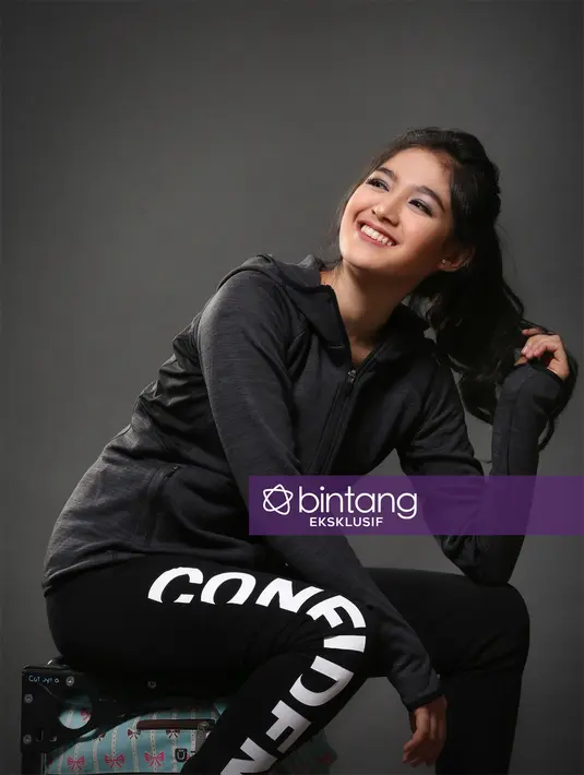 "Aku main ice skating dari kelas 6 SD dan ikut lomba. Aku ikut lomba ice skating se-Asia waktu di Jakarta, Alhamdulillah juara 1. Tapi sekarang belum bisa lanjutin lagi." Lanjut Syifa. (Bambang E. Ros/Bintang.com)