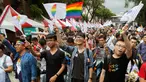 Pendukung pernikahan sejenis merayakan keputusan Mahkamah Konstitusi (MK) yang melegalkan pernikahan sejenis di Taiwan, Rabu (24/5). Keputusan tersebut menjadikan Taiwan menjadi negara Asia pertama yang melegalkan pernikahan sejenis. (AP Photo/ Chiang Y)