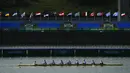 Anggota tim dayung delapan putri Amerika Serikat berlatih jelang Olimpiade Tokyo 2020 di Sea Forest Waterway, Tokyo, Jepang, Minggu (18/7/2021). Olimpiade Tokyo 2020 dijadwalkan bergulir mulai 23 Juli hingga 8 Agustus 2021. (AP Photo/Jae C. Hong)