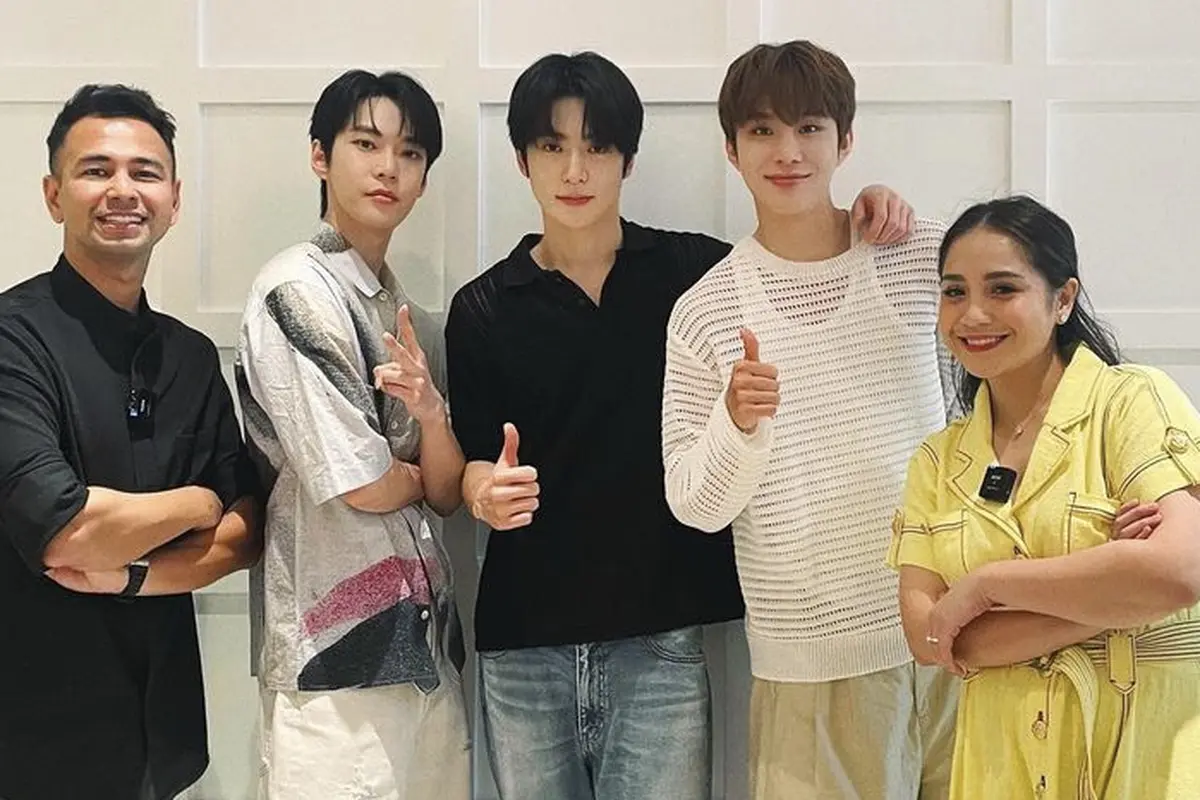 Penampilan Nagita Slavina saat menyambut tamu Doyoung, Jaehyun, dan Jungwoo NCT