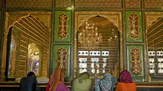Umat Muslim berdoa di dalam kuil Syekh Abdul Qadir Al-Jailani selama bulan suci Ramadhan di Srinagar (11/4/2022). Kuil berusia 200 tahun tersebut dibangun sebagai tanda penghormatan terhadapnya Syekh Abdul Qadir Jailani. (AFP/Tausef Mustafa)