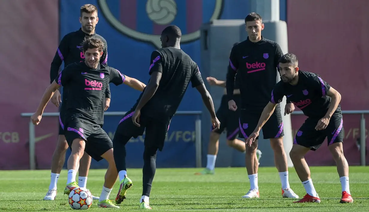 Pemain Barcelona Eric Garcia (kiri) dan rekan satu timnya saat sesi latihan di Barcelona, Spanyol, Selasa (19/10/2021). Barcelona akan menghadapi Dynamo Kiev pada pertandingan Grup E Liga Champions. (LLUIS GENE/AFP)