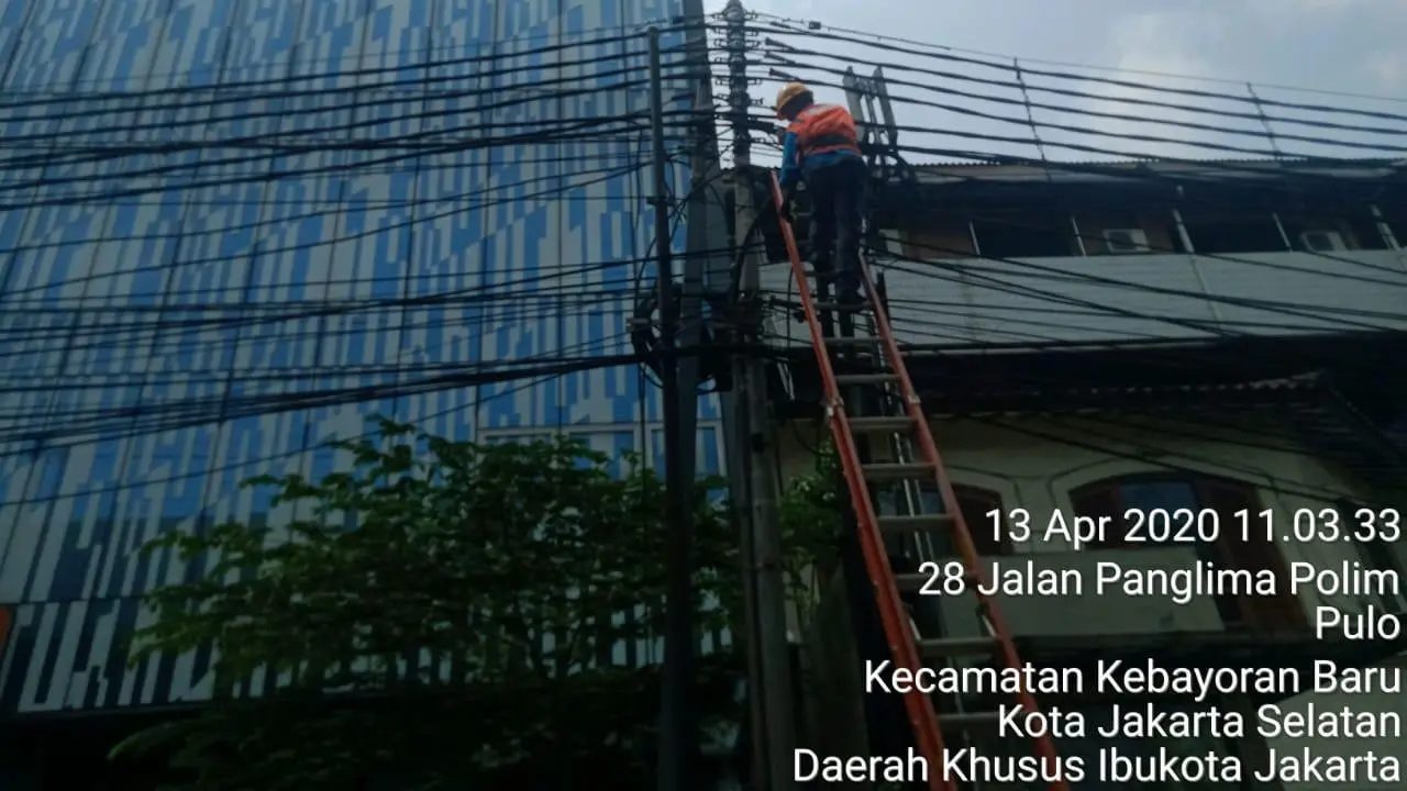 Petugas tengah membenahi kabel usai insiden kebakaran terjadi di  di Jalan Panglima Polim Raya No. 61, RT 001/RW 003, Kelurahan Melawai, Kebayoran Baru Jakarta Selatan