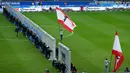 Para penggemar mengambil bagian dalam pertunjukan replika Tembok Berlin pada hari peringatan 30 tahun runtuhnya Tembok Berlin sebelum pertandingan Hertha Berlin melawan RB Leipzig di Stadion Olimpiade, Berlin (9/11/2019). (AFP/Odd Andersen)