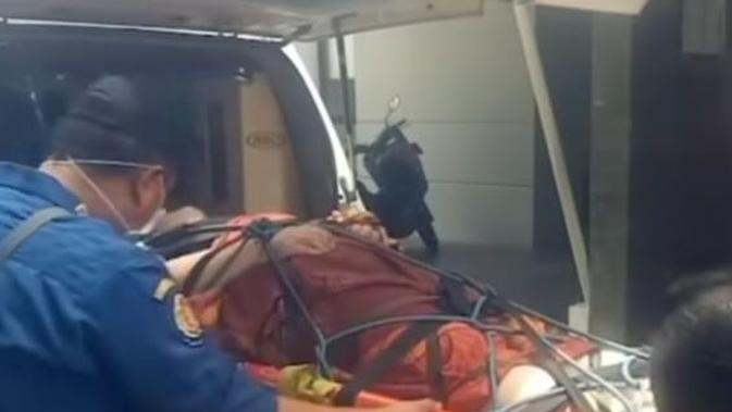 Dramatisnya Evakuasi Pria Berbobot 170 Kg: Diikat di Tandu, Tembok Dijebol Sampai Petugas Lemas