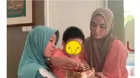 6 Momen Citra Kirana Beri Kejutan Babysitter, Beri Hadiah Umrah (Sumber: YouTube/Ciky Citra Rezky)