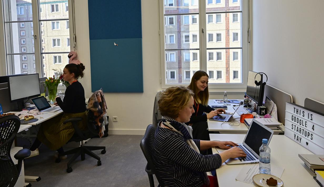 Sejumlah karyawan berada di meja kerja mereka pada hari pembukaan kantor baru raksasa mesin pencari internet, Google, di Berlin, Selasa (22/1). Google kembali membuka kantor cabang yang baru di ibu kota Jerman tersebut. (Photo by Tobias SCHWARZ / AFP)