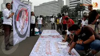Massa yang tergabung dalam Seknas Jokowi juga melakukan pengumpulan tanda tangan masyarakat yang mendukung pencalonan Jokowi sebagai Presiden RI 2014 mendatang (Liputan6.com/Helmi Fithriansyah)