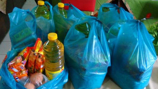 Guru di SDN 2 Klapasawit, Purbalingga membantu pedagang jajanan sekolah dengan sembako. (Foto: Liputan6.com/Humas Pemkab Purbalingga/rudal Afgani)