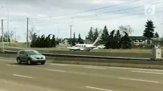 Sebuah pesawat kecil terpaksa mendarat darurat di sebuah jalan raya di Calgary, Kanada.