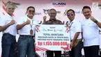 Empat direksi BUMN memberi bantuan kepada Asisten III Sekda Sumba Timur Ishak Raga Koda saat Natal bersama dan bantuan CSR Sinergi BUMN di Kota Waingapu, Sumba Timur, Sabtu (15/12). BUMN bersinergi meningkatkan kehidupan sosial. (Liputan6.com/JohanTallo)