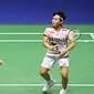 Ganda putri Indonesia, Apriyani Rahayu (kiri) dan Siti Fadia Silva Ramadhanti berusaha menjangkau bola saat menghadapi wakil Malaysia, Pearly Tan/Thinaah Muralitharan pada laga final ganda putri Hong Kong Open 2023 di Hong Kong Coliseum, Minggu (17/9/2023) siang WIB. (AFP/Peter Parks)