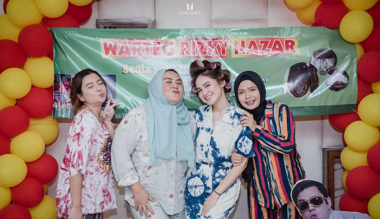 Syifa dan beberapa temannya tampak mengenakan pakaian santai. Sedangkan rambut Syifa mengenakan beberapa rol rambut. [Instagram/rizkynazar20]