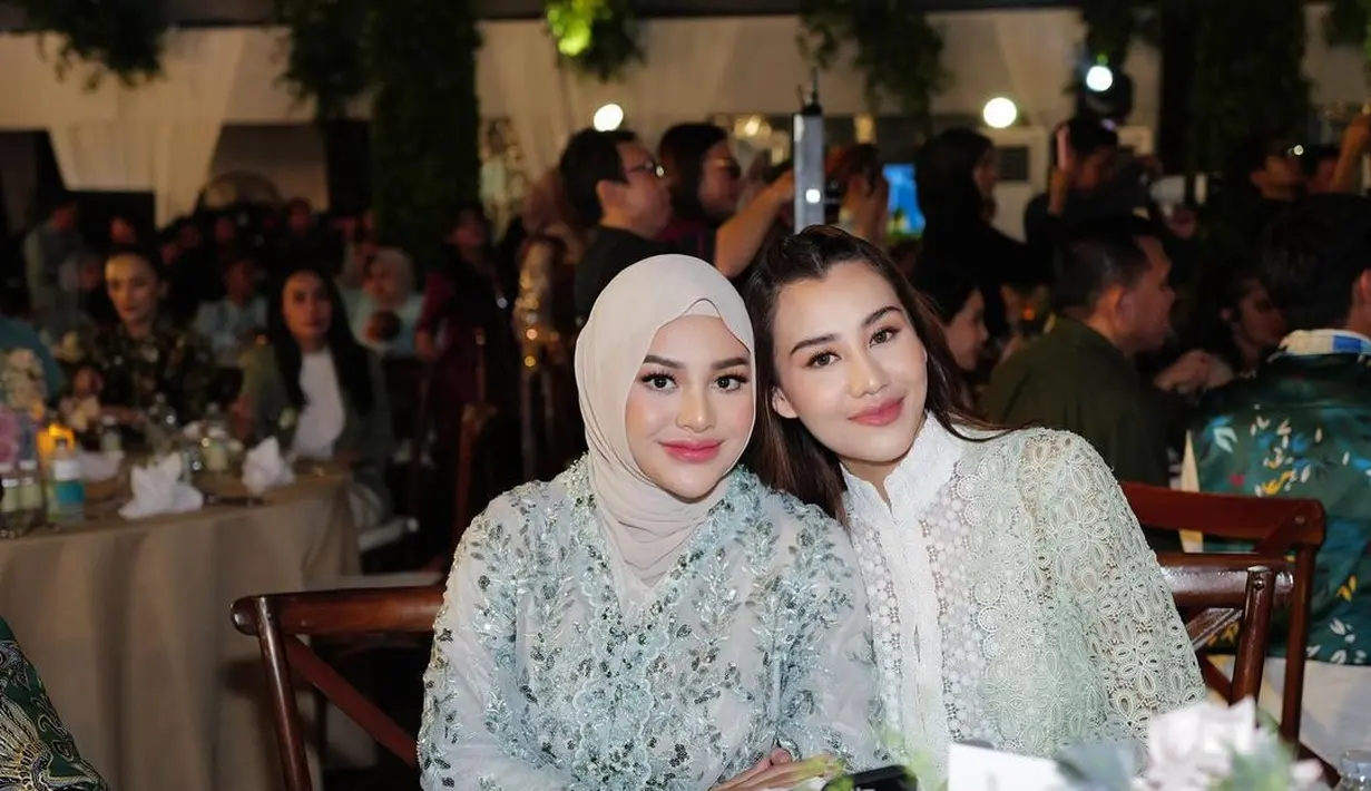 Keduanya tampil menawan kenakan busana lace warna hijau mint dari rancangan brand yang sama, @lacebyartkea. [@aurelie.hermansyah/@aaliyah.massaid].