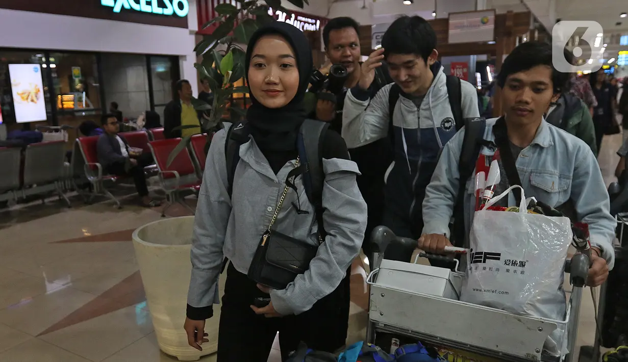 Warga Negara Indonesia (WNI) yang telah selesai menjalani masa observasi virus corona dari Natuna, tiba di Bandara Halim Perdanakusuma, Jakarta, Sabtu (15/2/2020). Pemerintah secara resmi memulangkan 238 WNI ke daerah masing-masing karena telah dinyatakan sehat. (Liputan6.com/Herman Zakharia)