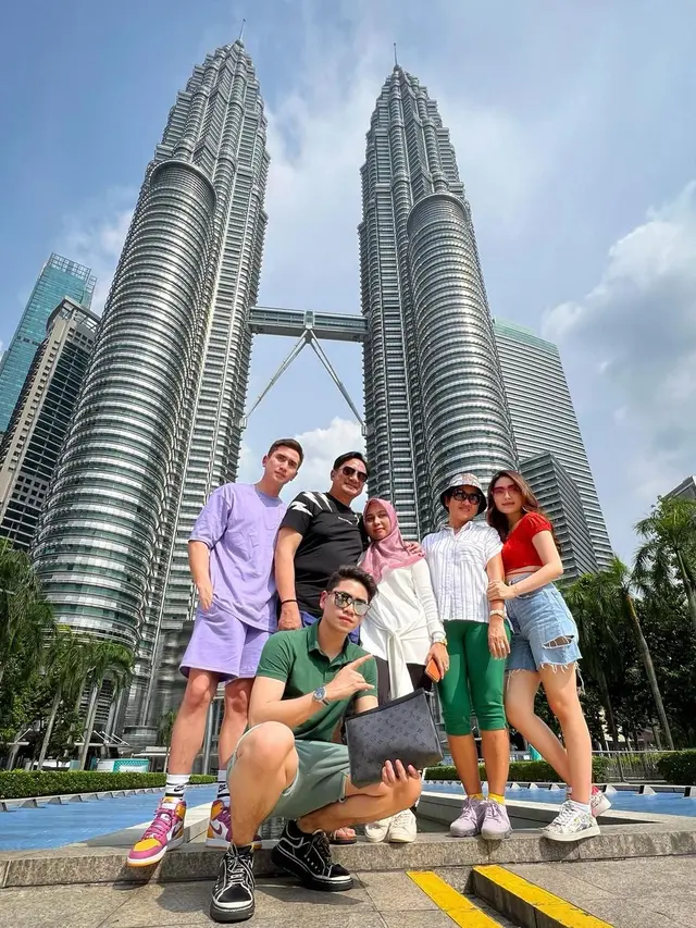 Saling Ajak Keluarga, Ini 6 Potret Natasha Wilona dan Verrell Bramasta di Malaysia