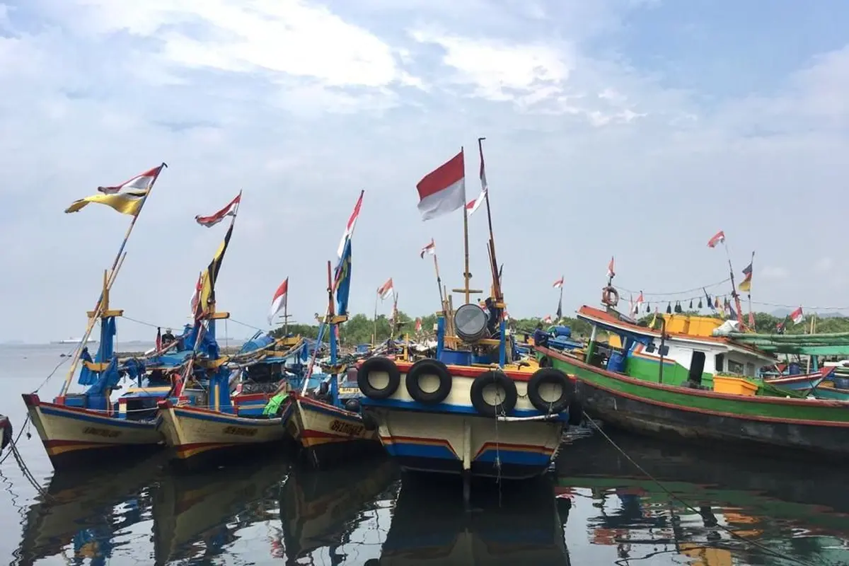 Kemenhub memberikan bantuan pas kecil kapal tradisional dan alat keselamatan kapal ke nelayan dan awak kapal tradisional di Provinsi Lampung. (Dok Kemenhub)
