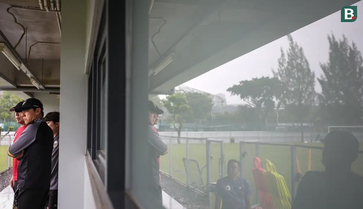 <p>Ketua Umum PSSI, Mochamad Iriawan (kiri) dan Pelatih Kepala Timnas Indonesia U-20, Shin Tae-yong memantau latihan terpusat untuk Piala Asia U-20 2023 yang berlangsung di Lapangan A, Kompleks Stadion Utama Gelora Bung Karno (SUGBK), Jakarta, Rabu (15/02/2023). Skuad berjuluk Garuda Nusantara akan melakukan pertandingan uji coba bertajuk Mini Turnamen 2023 dalam waktu dekat melawan Fiji, Guatemala, dan Selandia Baru pada 16 hingga 22 Februari 2023. (Bola.com/Bagaskara Lazuardi)</p>