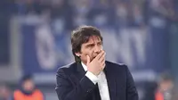 Pelatih Inter Milan, Antonio Conte, tampak kecewa usai ditaklukkan Lazio pada laga Serie A di Stadion Olympico, Minggu (16/2/2020). Lazio menang 2-1 atas Inter Milan. (AP/Alfredo Falcone)