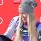 Lindsey Vonn dari Amerika Serikat menyemprotkan sampanye saat merayakan kemenangannya pada kompetisi FIS Alpine World Cup Women's Downhill di Cortina d'Ampezzo, Pegunungan Alpen Italia (20/1). (AFP Photo/Tiziana Fabi)