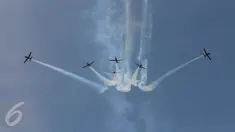 Aksi aerobatik udara Jupiter Aerobatic Team (JAT) dalam perayaan HUT TNI AU ke-71 di Bandara Halim Perdanakusuma, Jakarta, Minggu (9/4). Dalam atraksi ini sebanyak 1.600 personel TNI AU dan 132 pesawat dilibatkan. (Liputan6.com/Faizal Fanani)