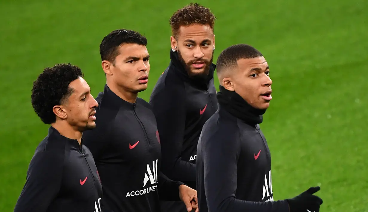 Pemain Paris Saint-Germain Marquinhos, Thiago Silva, Neymar dan Kylian Mbappe (ki-ka) melakukan pemanasan selama sesi latihan tim di stadion Santiago Bernabeu di Madrid (25/11/2019). PSG akan bertanding melawan Real Madrid pada Grup A Liga Champions di Santiago Bernabeu. (AFP/Gabriel Bouys)