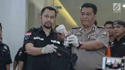 Kabid Humas Polda Metro Jaya Kombes Argo Yuwono menunjukkan barang bukti kasus dugaan penyalahgunaan narkoba oleh Roro Fitria di Jakarta, Kamis (15/2). Roro Fitria diamankan dengan barang bukti sabu-sabu dengan berat 2,4 gram. (Liputan6.com/Pool)