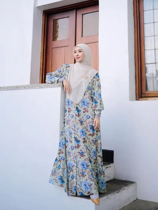 Kombinasi gamis floral warna hijau sage sempurna dipadukan dengan hijab warna soft cream seperti Laudya Cynthia Bella ini. [Instagram/laudyacynthiabella]