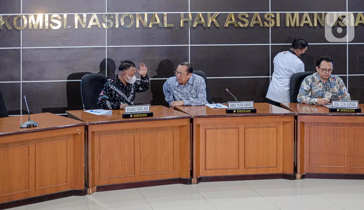 Ketua Komnas HAM Ahmad Taufan Damanik (tengah) didampingi Komisioner Mohammad Choirul Anam (kiri) dan Beka Ulung Hapsara menyampaikan keterangan terkait kesimpulan dari hasil penyelidikan tragedi Kanjuruhan di Gedung Komnas HAM, Jakarta, Rabu (2/11/2022). Dari penyelidikan, Komnas HAM mengatakan pengawas pertandingan atau match commisioner tidak mengetahui kalau penggunaan gas air mata dilarang dalam pengamanan pertandingan bola. (Liputan6.com/Faizal Fanani)