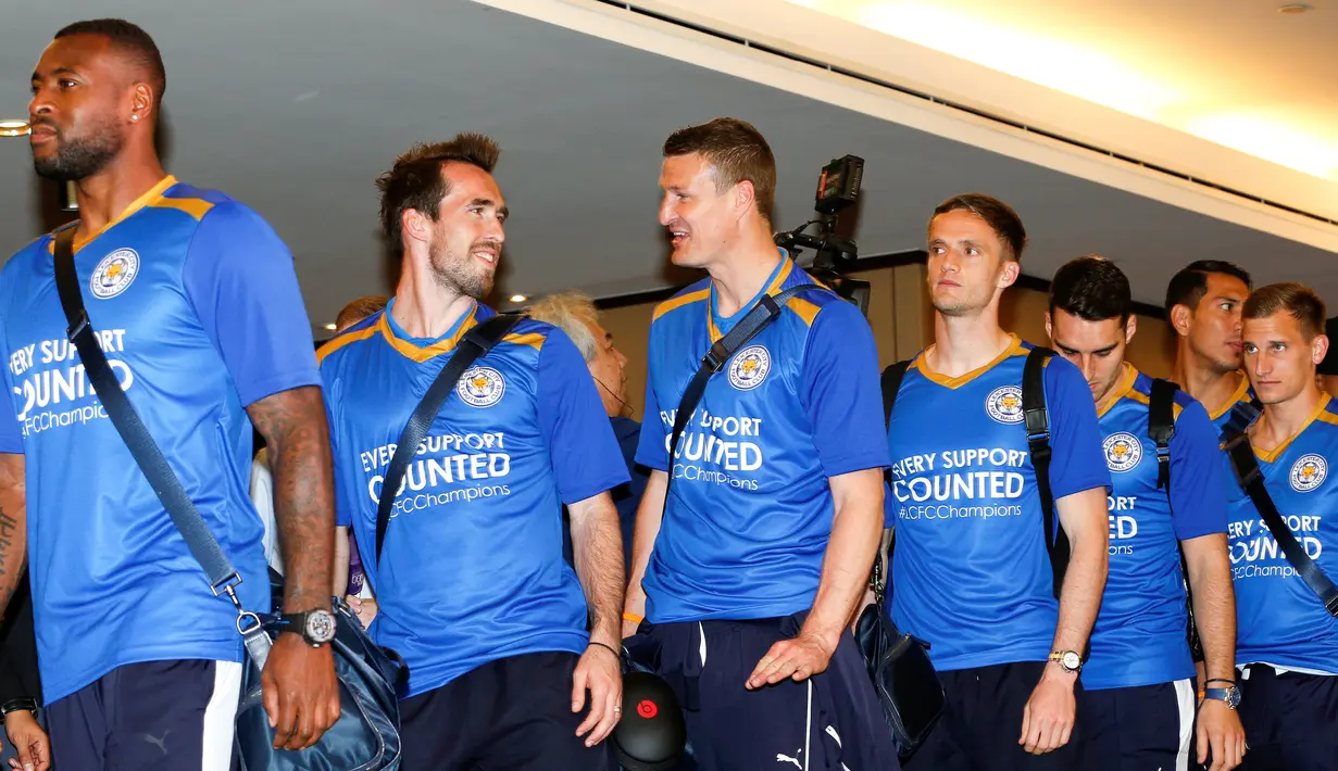 Kapten Leicester City, Wes Morgan (kiri) bersama pemain lainnya tiba di Bandara Suvarnabhumi International di Bangkok, Thailand, (18/5). Leicester City menjadi juara liga Inggris 2015-2016. (REUTERS/Athit Perawongmetha)