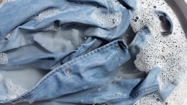 Tips Merawat Jaket Denim Agar Tidak Gampang Pudar dan Tahan Lama (photo by freepik.com)