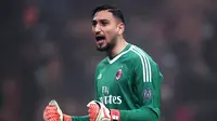 Ekspresi kiper AC Milan, Gianluigi Donnarumma saat bertanding melawan Lazio, di Stadion Giuseppe Meazza, Milan, Italia. Donnarumma terus digadang-gadang untuk menggantikan posisi Buffon di Juventus dan timnas Italia. (AFP PHOTO/MARCO BERTORELLO)