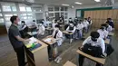 <p>Siswa senior menghadiri kelas di Gimhae High School di Gimhae, Korea Selatan, Rabu, (20/5/2020). Siswa Korea Selatan mulai kembali ke sekolah pada hari Rabu ketika negara mereka bersiap untuk normal baru di tengah pandemi coronavirus. (Kim Dong-min / Yonhap via AP)</p>