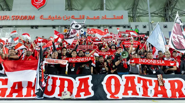 Suporter Indonesia memberikan dukungan kepada Timnas Indonesia U-23 saat laga perempat final Piala Asia U-23 2024 melawan Korea Selatan U-23 di Abdullah bin Nasser bin Khalifa Stadium, Qatar, Jumat (26/04/2024) WIB. (Dok. AFC)