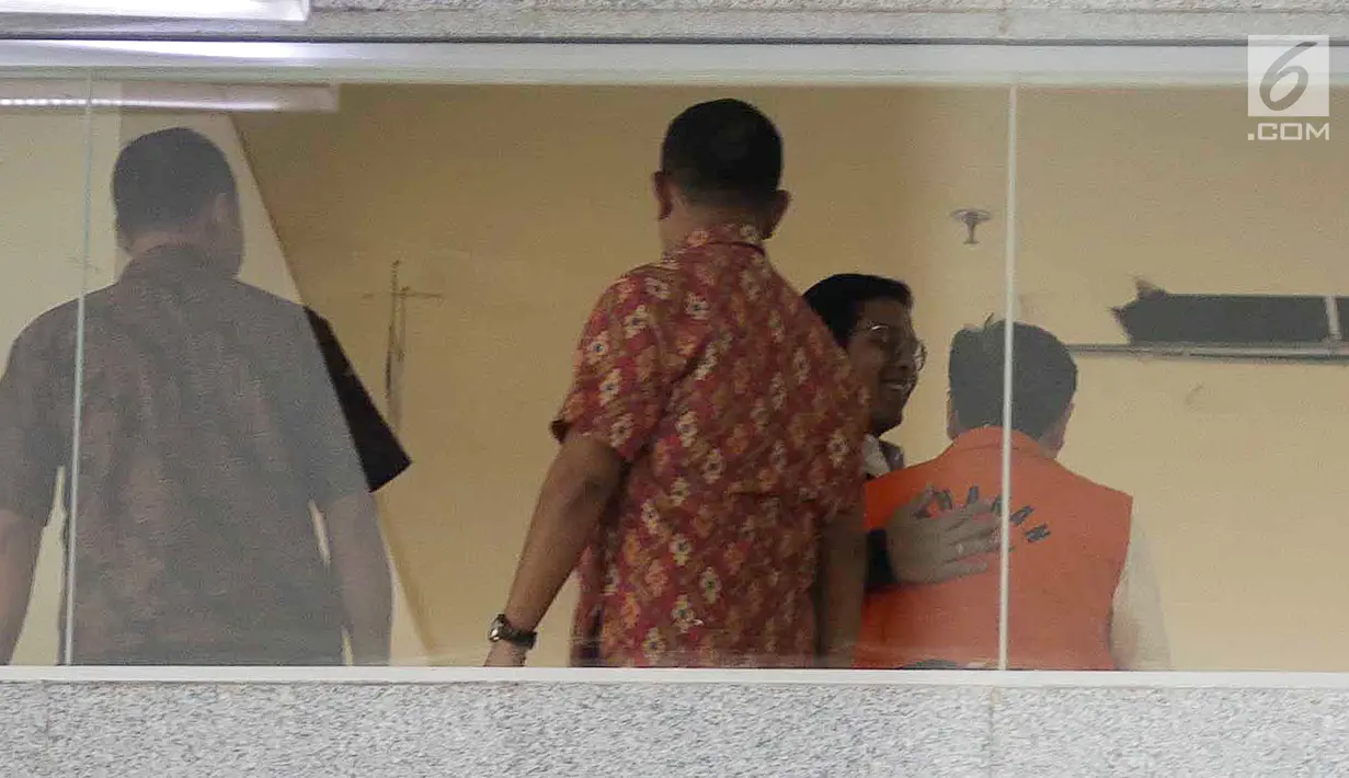 Terdakwa kasus korupsi e-KTP Setya Novanto, saat bertemu dengan putra sulungnya, Rheza Herwindo di gedung KPK, Jakarta, Jumat (22/12). Rheza akan diperiksa sebagai saksi untuk tersangka Dirut PT Quadra Solution. (Liputan6.com/Faizal Fanani)