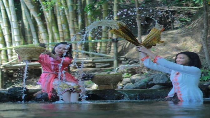 Selain menikmati alam pengunjung juga dapat menikmati suasana pedesaan yang ada di Kabupaten Majalengka dengan gadis desa yang cantik. Foto (Liputan6.com / Panji Prayitno)