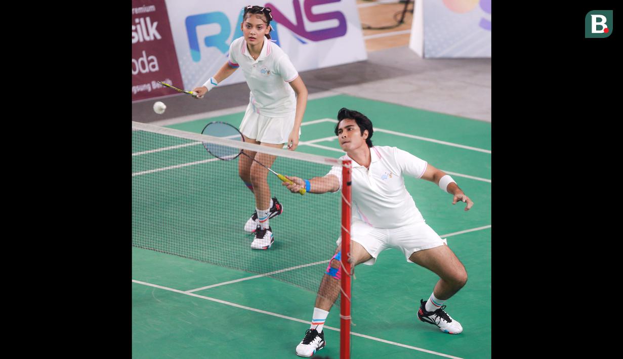 <p>Pasangan selebritas Indonesia, Cinta Brian (kanan) berusaha mengembalikan kok di samping Callista Arum saat laga bulu tangkis nomor ganda campuran Turnamen Olahraga Selebriti Indonesia (TOSI) di GOR UNJ, Rawamangun, Jakarta, Minggu (30/07/2023). Cinta/Callista berhasil menjadi juara setelah mengalahkan pasangan Vicky Nitinegoro dan Hesti Purwadinata dua set langsung (21-15, 21-15) pada babak final. (Bola.com/Bagaskara Lazuardi)</p>