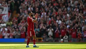 Penyerang Liverpool, Mohamed Salah, memberikan tepuk tangan kepada para suporter saat meninggalkan lapangan dalam kondisi cedera pada pertandingan Premier League Inggris antara Liverpool melawan Crystal Palace di Stadion Anfield, Liverpool, Inggris barat laut, pada 25 April 2026. (Paul ELLIS / AFP)