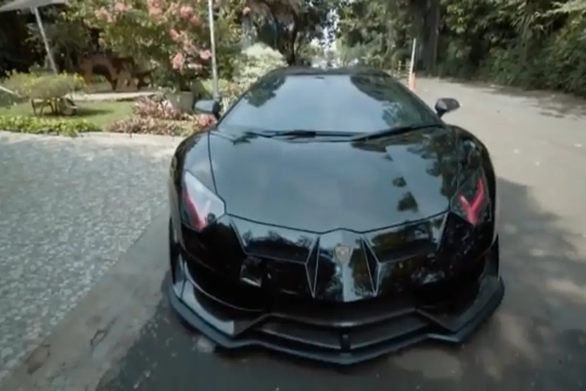 Lamborghini Aventador milik Raffi Ahmad yang dimodif menyerupai mobil Batman (YouTube/ RansEntertainment)